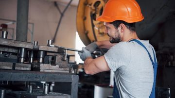 NR-12: por que uma máquina funcionando normalmente ainda pode ser perigosa? - Monteno Engenharia